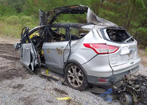 2014 Ford Escape Titanium z USA, uszkodzony, nr VIN 1FMCU0J96EUB69238